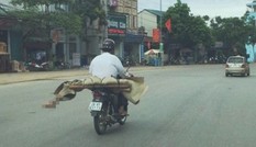 Có hay không phong tục chở xác người thân bằng xe máy