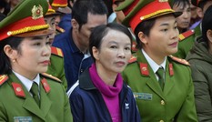 Mẹ nữ sinh giao gà tại Điện Biên bật khóc khi nhắc tới con gái tại tòa