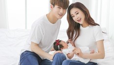 Cặp vợ chồng “hot” nhất showbiz Hàn: Vợ “đáng tuổi cô”, chồng “đáng tuổi cháu“