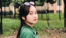 Cô nữ sinh trường ĐH Kinh tế TP Hồ Chí Minh khỏe khoắn, năng động trong bộ đồ quân sự