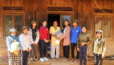 Nữ sinh nhận học bổng RMIT truyền cảm hứng cho học sinh dân tộc thiểu số