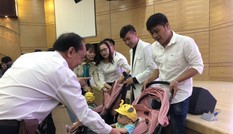 Y bác sĩ bịn rịn không rời giây phút tạm chia tay 2 thiên thần nhỏ song Nhi