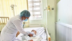 Cha mẹ chủ quan, bé 10 tháng tuổi suýt chết vì sốc mất nước