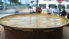 Cận cảnh 'bếp núc' tạo kỷ lục chiếc bánh xèo lớn nhất Việt Nam
