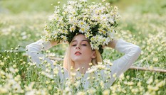 Thiếu nữ phương Tây khoe sắc giữa đồng hoa hoạ mi Hà thành