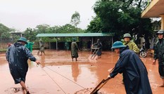 Đoàn cứu trợ lũ lụt hỗ trợ đưa bé trai 5 tuổi đi cấp cứu