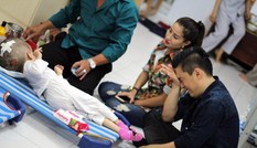 Lam Trường bật khóc khi thấy bé gái bị não úng thuỷ