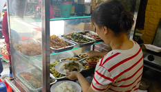 Cơm chay từ thiện 2.000 đồng ấm lòng người nghèo