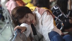 Người dân vạ vật ngủ ở bến xe khi trở lại Sài Gòn lúc nửa đêm