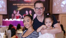 Đoan Trang được chồng con hộ tống đi dự họp báo
