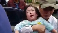 Giải cứu 2 bé gái mắc kẹt trong ô tô bị khóa cửa tự động