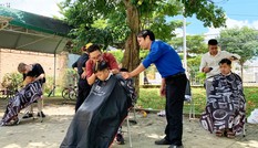 Lâm Đồng: Cắt tóc miễn phí cho học sinh đi khai giảng