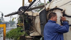 Xe bồn gãy đôi sau khi tông hàng loạt nhà cửa, xe cộ