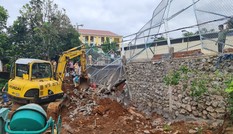 Sạt bờ kè tại trụ sở CSGT, một công nhân bị đất đá vùi lấp