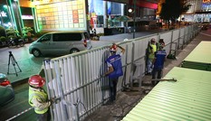 Quây rào tôn trên phố Trần Hưng Đạo để thi công nhà ga ngầm S12