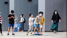 Khu người Hàn ở Hà Nội đông người chơi, tập thể dục bất chấp 'cách ly toàn xã hội'