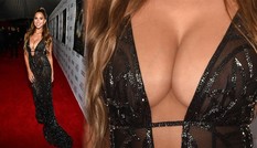 Kara Del Toro để ngực trần, mặc xuyên thấu 'bỏng mắt'