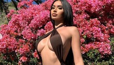 'Đỏ mặt' với áo tắm cắt xẻ táo bạo của mẫu nội y Janet Guzman