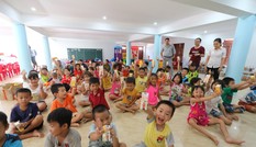 Báo chí thường trú Khánh Hòa tặng quà trẻ em cơ nhỡ, người già neo đơn