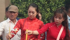 Vạn người đổ về chùa Bà Thiên Hậu cầu bình an năm mới