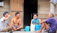 Làng quanh năm say xỉn