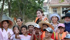 Dọc đường cứu trợ: Những người đẹp vào vùng rốn lũ