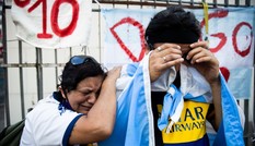 Người hâm mộ tưởng niệm Maradona: Nước mắt, hoa và pháo sáng