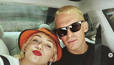 'Gái hư' Miley Cyrus chia tay Cody Simpson sau 10 tháng yêu nhau
