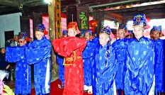 Những người đàn ông bận áo dài