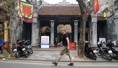 Du lịch, bất động sản tê liệt vì Covid-19