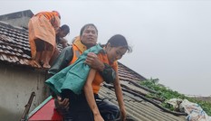 Cứu người trong lũ