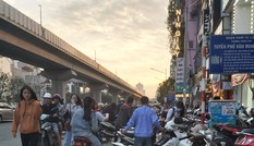 Cuối năm, người đi bộ ở Hà Nội lại bị 'đẩy' xuống lòng đường