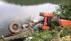 Lái máy cày 'đi bão', 4 người thương vong