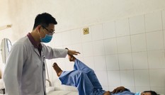 Trèo cây hái dừa, nam thanh niên ngã nát đốt sống