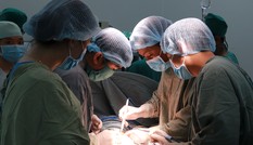 Nam thanh niên sống 25 năm không có hậu môn