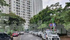 Cận cảnh bãi gửi xe tạm lách luật 'xẻ thịt' vỉa hè Thủ đô