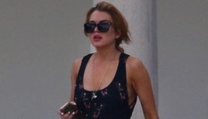 Lindsay Lohan khoe dáng 'nuột' với áo tắm gợi cảm