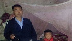 Không tiền mua đồng hồ, bé 6 tuổi đi học từ nửa đêm