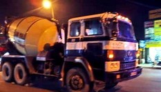 Tài xế ngủ gật, xe trộn bê tông đâm sập nhà dân