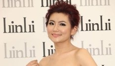 Selina (S.H.E) xuất hiện gợi cảm sau tai nạn