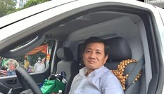 Ông Đoàn Ngọc Hải mua xe cứu thương, tự cầm lái chở bệnh nhân nghèo về quê miễn phí