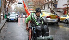 Người đàn ông ngồi xe lăn phượt dọc Trung Quốc