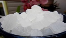 Cách dùng đường phèn trị mụn hiệu quả không ngờ