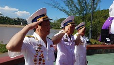 Cựu binh Đoàn tàu không số thả hoa tri ân đồng đội hi sinh