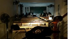 Nhóm học sinh thắp nến, bật đèn pha xe máy ôn thi đại học