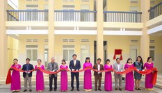 Hanwha Life Việt Nam trao tặng phòng khám khoa nhi – sản khoa cho Đắk Lắk