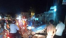 Xe tải lật ngửa khi đè bẹp 3 xe máy, tông sập nhà dân