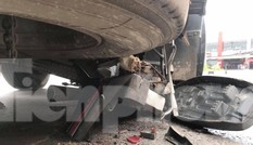 Dùng xe cẩu nâng bánh xe container giải cứu người phụ nữ