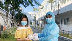 Cô gái vui mừng khi được trả lại xấp Yên Nhật làm rơi trong thùng rác khu cách ly