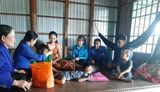 Đoàn viên rửa xe gây quỹ tặng quà cho trẻ khuyết tật vui trung thu